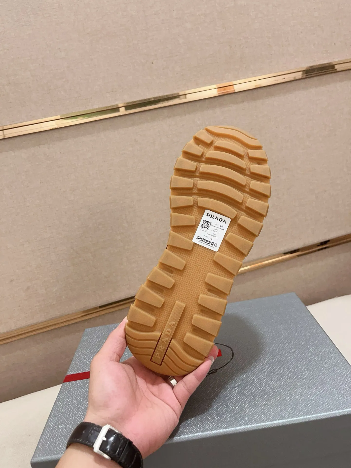Men's shoes 💰 580💰 ✔️✔️✔️High-quality new PRADA counters are launched simultaneously. The new men's shoes and 😘 fabrics are made of selected first-layer cowhide with superb craftsmanship. Lining: Full cowhide lining. 👍🏿 High-end ☄️ air-cushion molded anti-slip rubber outsole, exquisite lines, simple and elegant, comfortable and high-end for leisure travel. Code number: 38 to 45 (can be customized to 46 to 47, non-refundable)